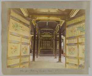 Näkymä Portilta oviin, 6. tai 7. Shogunin temppeli, Shiba Park, Tokio, Japani (käsinvärinen mustavalkokuva) tekijältä Japanese Photographer