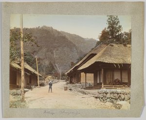 Chuzenjin kylä, Nikko, Japani (käsinvärinen mustavalkokuva) tekijältä Japanese Photographer