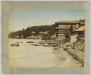 Chuzenjin kylä, Nikko, Japani (käsinvärinen mustavalkokuva) tekijältä Japanese Photographer