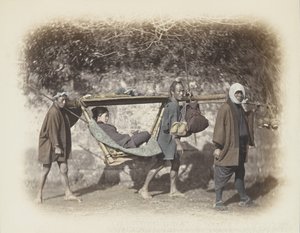 Nainen kantoi kagossa (käsinvärinen mustavalkokuva) tekijältä Japanese Photographer