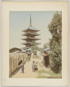 Yasaka Pagoda, Kioto, Japani (käsinvärinen mustavalkokuva) tekijältä Japanese Photographer
