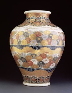 Krysanteemeilla maalattu Satsuma-maljakko, 1800-luvun loppu (emaloitu keramiikka) tekijältä Japanese School