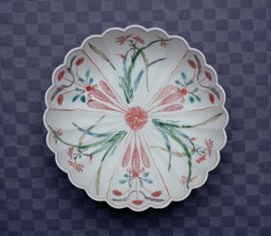 Arita Chrysanthemum -muotoinen kulho, 1600-luvun loppu (emaloitu posliini)