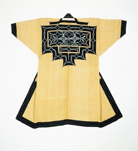 Ainu-väestön juhlavaate (attush) perinteisillä ainu-aiheilla, ketjupistokirjonta, jalavankuorta, villaa ja puuvillaa tekijältä Japanese School