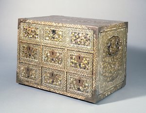 Lipasto, 1500-luvun loppu (nambanlakka & helmikuori ja lakattu puu)