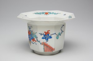 Kuppi, 1600-luvun loppu - 1700-luvun alku (Kakiemon, posliini, jossa on overglaze emali) tekijältä Japanese School