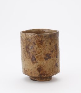 Sylinterimäinen teekulho kirjoituksella, tuntematon Raku-astiapaja, Teekulho (tsutsu chawan) tekijältä Japanese School