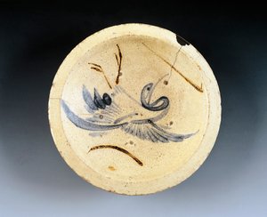 Nishin-zara -myyjien käyttämä emalikivilautanen (haudutettu silli), koristeltu pajunoksien välissä tanssivilla nosturihahmoilla tekijältä Japanese School