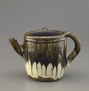 Ewer lakkatulla kannella, Hizenin maakunta, Momoyaman aikakausi, 1600-luvun alku (kivitavara rauta- ja riisi-olki-tuhkalasituksella)