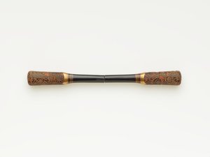 Hiusneula kukkakoristeella, 1800-luvun loppu - 1900-luvun alku (puuta lakalla ja punaisella pigmentillä) tekijältä Japanese School