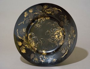 Imarin muotoinen astia, 1600-luvun loppu (lakattu puu)