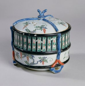 Suitsukepoltin, 1600-luvun lopulla (kakiemon-posliinia overglaze emaleilla)