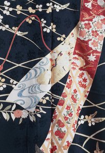 Nuorten naimattomien naisten tyylikkäissä tilaisuuksissa käyttämä Kimono Furisode (keiluvat hihat) ja Maiko (geisha-oppilas), silkki kukka- ja kasviaiheilla, kelluvia paneeleja, yksityiskohtia, Kaga-Yuzen-värjäys, Tokamachin kutomakoneet, japanilainen sivi tekijältä Japanese School