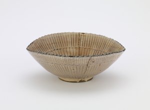 Kioto-astiat yksittäiset Sarahatun muotoinen tarjoilukulho, merkintä "Kiyomizu", Yksilöllinen tarjoilukulho (mukozuke), 1600-luvun loppu (kivitavara rautapigmentillä läpikuultavan valkoisen lasitteen alla, kultalakkakorjaukset) tekijältä Japanese School