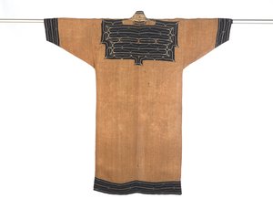 Miesten viitta, 1800-luvun loppu - 1900-luvun alku (jalavankuori puuvillaapplikaatiolla ja silkkikirjonta) tekijältä Japanese School