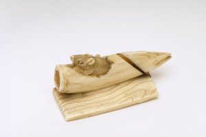 Netsuke hiirestä, joka nousee esiin bambuversosta