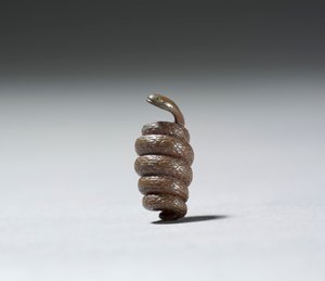 Ojime käärmeen muodossa (kupari)