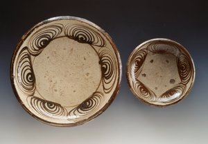 Umanomezaralla (ympyrät, joissa hevosenkuvio) koristellut lautaset, 1700-luvun loppupuoli-1900-luvun alku, emaloitu kivitavaraa, valmistettu Setossa, halkaisijat 21,5 cm ja 34,5 cm, japanilainen sivilisaatio, Edo-kausi. tekijältä Japanese School