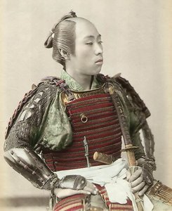 Muotokuva vanhan Japanin samuraista, jossa on kokovartalopanssari, 1890 (käsinvärinen albumikuva)