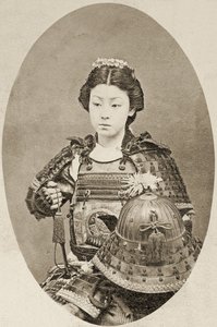 Muotokuva naissoturista kukkia hiuksissaan, n.1895
