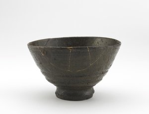 Rakuzan-teekulho Kugibori Irabo -tyyliin, 1700-luvun alku (kivitavarat tuhkalasituksella, kultalakkakorjaukset) tekijältä Japanese School