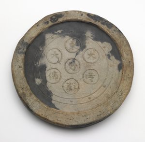 Pyöreä räystäspäätylaatta Todaijin tyyliin, Meiji-aikakaudella (lasittamaton keramiikka) tekijältä Japanese School