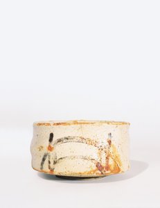Shino Chawan teekulho, jossa matala jalkarengas, Momoyama Period (lasitettu kivitavara) tekijältä Japanese School