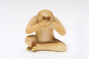 Speak No Evil, yksi kolmesta viisasta apinasta tekijältä Japanese School