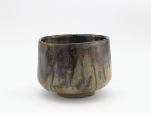 Teekulho nimeltä Ochiba (Fallen Leaves) Fukuoka tai Kumamoton prefektuuri, Edo-kausi, 1600-luvun alku (kivitavara rauta-, riisi-olki- ja puutuhkakuorruteella)