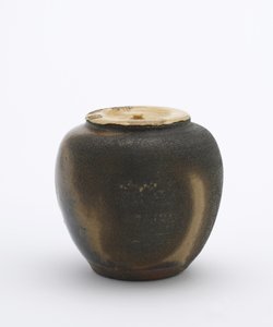 Tea caddy, imo-no-ko tyyppi, Aichin prefektuuri, Edo-kausi (keraaminen) tekijältä Japanese School