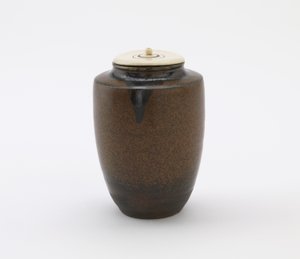 Tea caddy, katatsuki-tyyppinen, Edo-kausi (keraaminen) tekijältä Japanese School