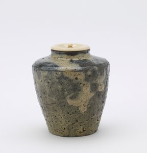 Teecaddy viistetyillä sivuilla, katatsuki-tyyppiä, Kumamoton prefektuuri, Edo-kausi, 1700-1800-luvun loppu (kivitavara riisi-olki-tuhkakuorrutuksella) tekijältä Japanese School