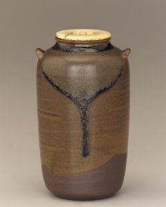 Tea caddy kahdella korvakkeella, Koishibara, Fukuokan prefektuuri, Edo-kausi, 1600-luvun loppu - 1700-luvun alku (keraaminen) tekijältä Japanese School