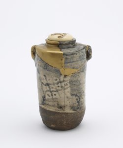 Tea caddy kahdella korvakkeella, Oribe-tyyliin, Kioto, Kioto-fu, Edo-kausi, 1600-luvun loppu tai 1800-luvun alku (keraaminen) tekijältä Japanese School