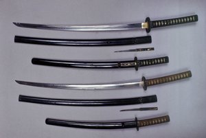 Yläosa: katana, japanilainen miekka ja sen tuppi, wakizashi, japanilainen lyhyt miekka tupessaan, pienet Kokatawa-tikarivarastot samassa huotrassa. kaikki kolme ovat 1700-luvulta. alemmat ovat 1600-luvulta. tekijältä Japanese School