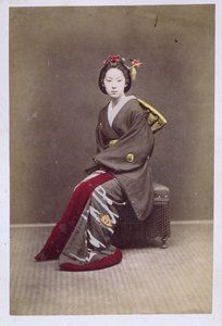 Nuori tyttö kimonossa, n. 1860-70 (käsin väritetty kuva) tekijältä Japanese School