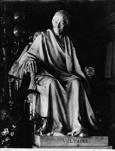 Istuva Voltairen (1694-1778) veistos (marmori)