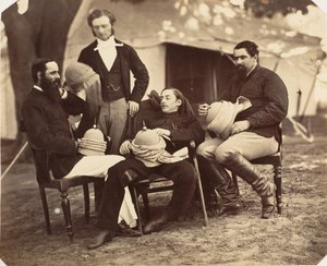 [Ryhmäkuva kenraalikuvernöörin leirillä, L-R: Maj. Walters, Hallitus..., 1858-61. tekijältä Jean Baptiste Oscar Mallitte
