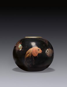 Maljakko "Aux Poissons", n. 1928 (lakattu metalli, kuparivuorauksella) tekijältä Jean Dunand