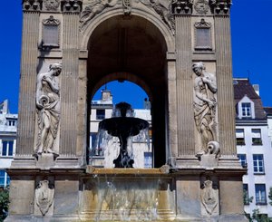 Arkkitehtuuri: yksityiskohta Innocents-suihkulähteestä, joka edustaa nymfejä. Suunnittelevat arkkitehdit Jean Goujon, Augustin Pajou ja Pierre Lescot. 1546-1549. Place Joachim du Bellay, Pariisi.