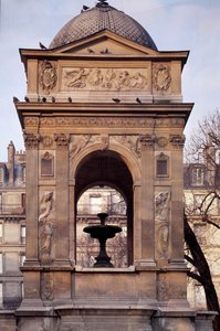 Arkkitehtuuri: näkymä Innocents-suihkulähteelle. Suunnittelevat arkkitehdit Jean Goujon, Augustin Pajou ja Pierre Lescot. 1546-1549. Place Joachim du Bellay, Pariisi.