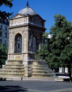 Arkkitehtuuri: näkymä Innocents-suihkulähteelle. Suunnittelevat arkkitehdit Jean Goujon, Augustin Pajou ja Pierre Lescot. 1546-1549. Place Joachim du Bellay, Pariisi.