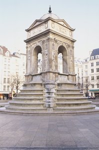 Ranska, Pariisi, Fontaine des Innocents, kivinen suihkulähde portailla.