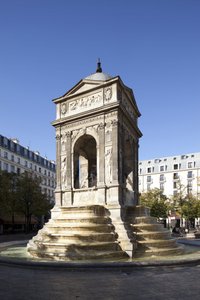 Näkymä Fontaine des Innocentsille, renessanssityylinen monumentaalinen suihkulähde, joka rakennettiin vuonna 1549 Henrik II:n (1519-1559) hallituksessa
