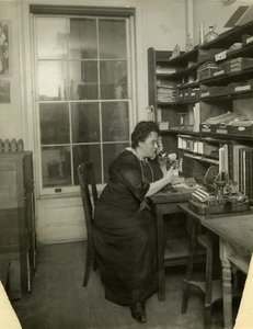 Beals hänen studiossaan, n. 1912-1918 (gelatiinihopea kuva) tekijältä Jessie Tarbox Beals