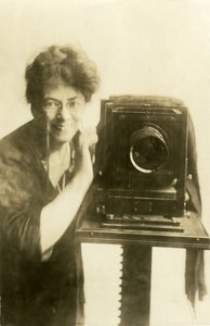 Bealsin omakuva, n. 1918-20 (gelatiinihopea valokuva) tekijältä Jessie Tarbox Beals