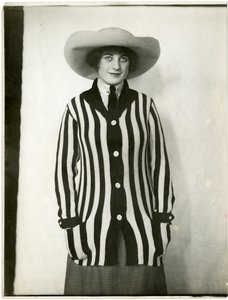 Blazer-pusero & huopahattu, Forsythe, n. 1905-1918 (gelatiinihopea kuva) tekijältä Jessie Tarbox Beals