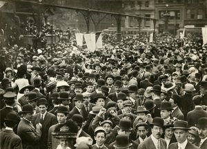 Väkijoukko Union Squarella äänioikeuskokouksessa, n. 1905-1911 (gelatiinihopea valokuva) tekijältä Jessie Tarbox Beals