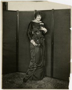 Mekko, draped, Gimbels, n. 1905-1918 (gelatiinihopea valokuva) tekijältä Jessie Tarbox Beals