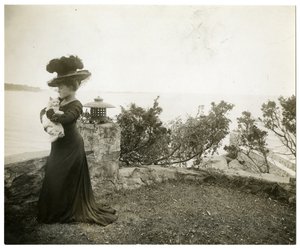 Ella Wheeler Wilcox Sound Beachissä, Connissa, n. 1905-1911 (gelatiinihopea valokuva) tekijältä Jessie Tarbox Beals